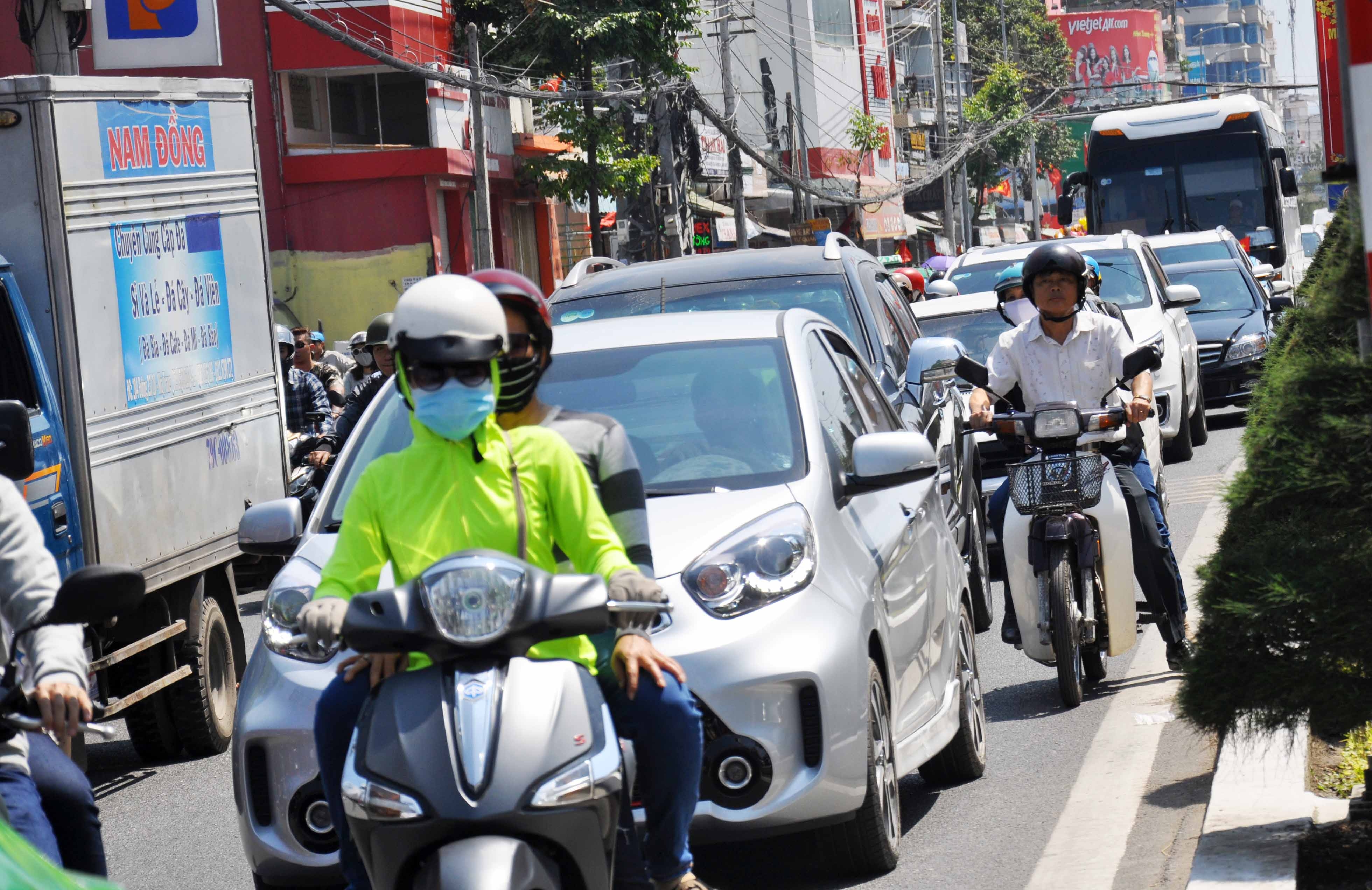Chùa Phật trắng ken cứng người ngày đầu năm mới chua phat trang ken cung nguoi ngay dau nam moi