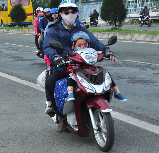 nguoi dan un un tro lai sai gon lam viec dau nam moi