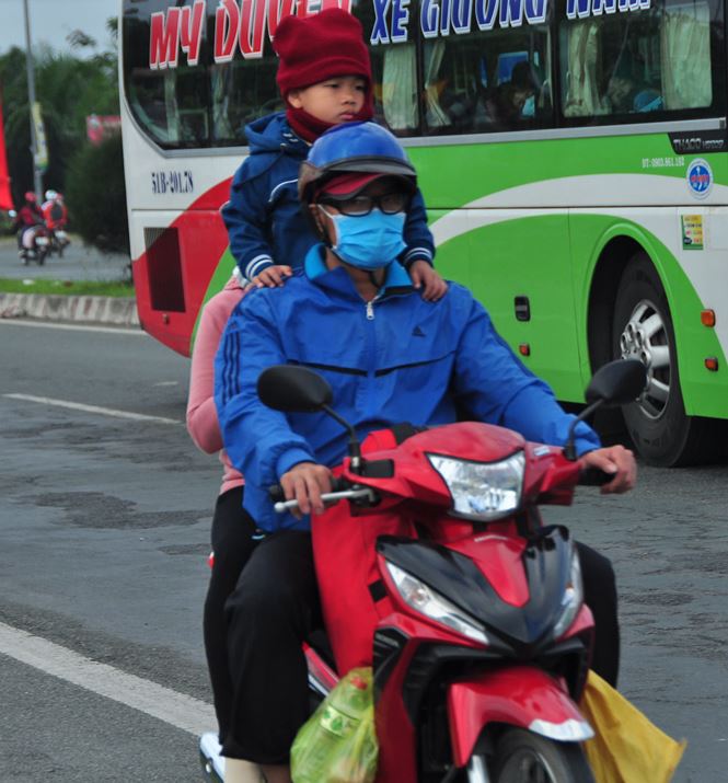 nguoi dan un un tro lai sai gon lam viec dau nam moi