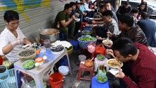 Hàng ăn vỉa hè Hà Nội tăng giá vẫn đông khách dịp Tết