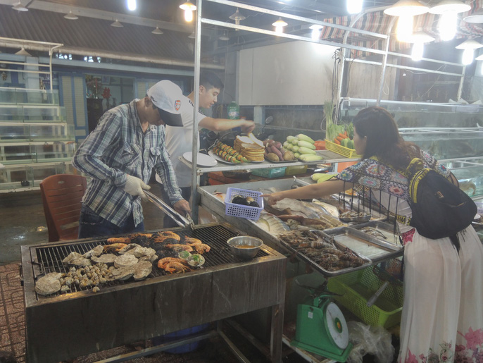 cho dem phu quoc suyt that thu vi luong khach qua dong