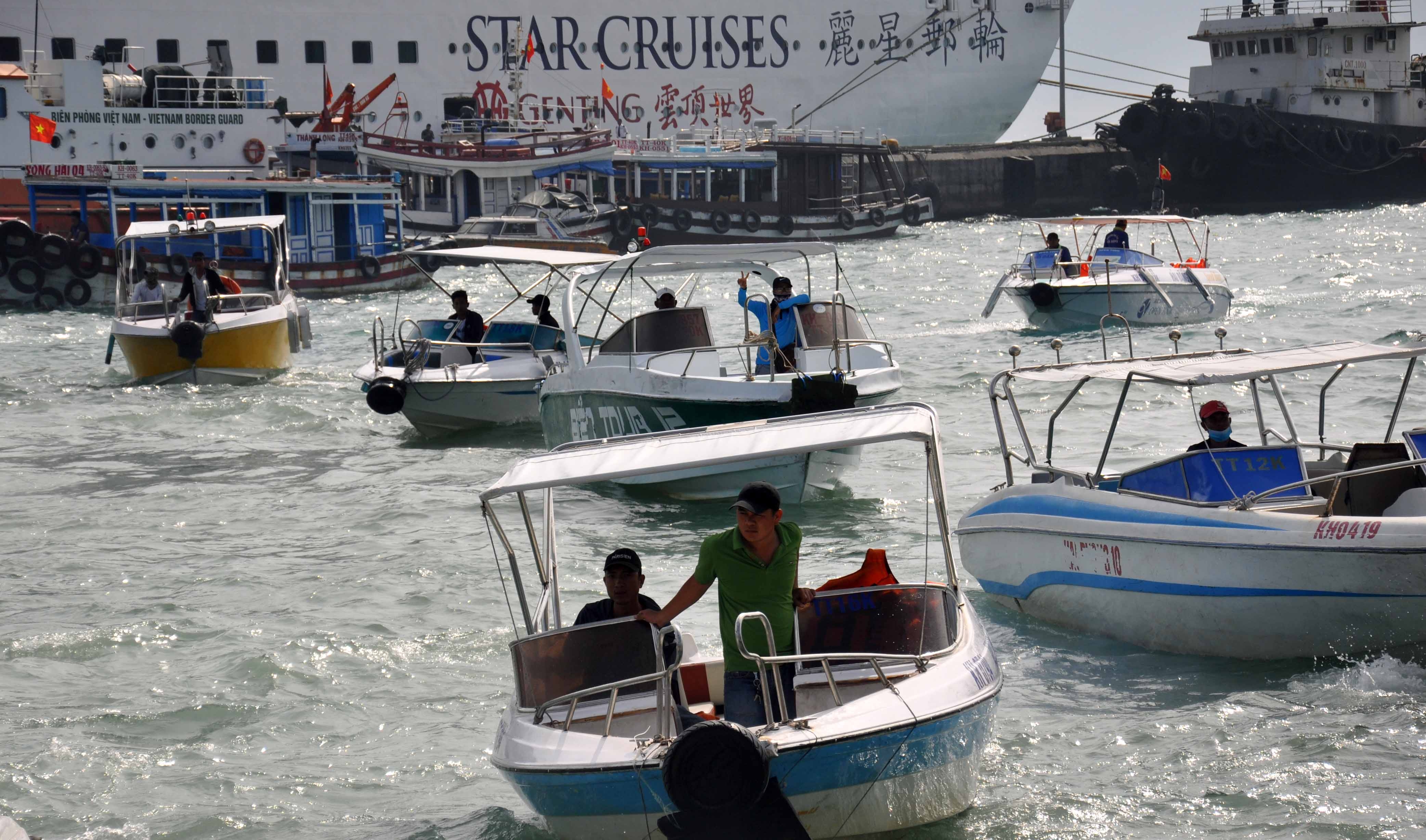 Du khách xếp hàng dài chờ tàu đi tour biển đảo du khach xep hang dai cho tau di tour bien dao