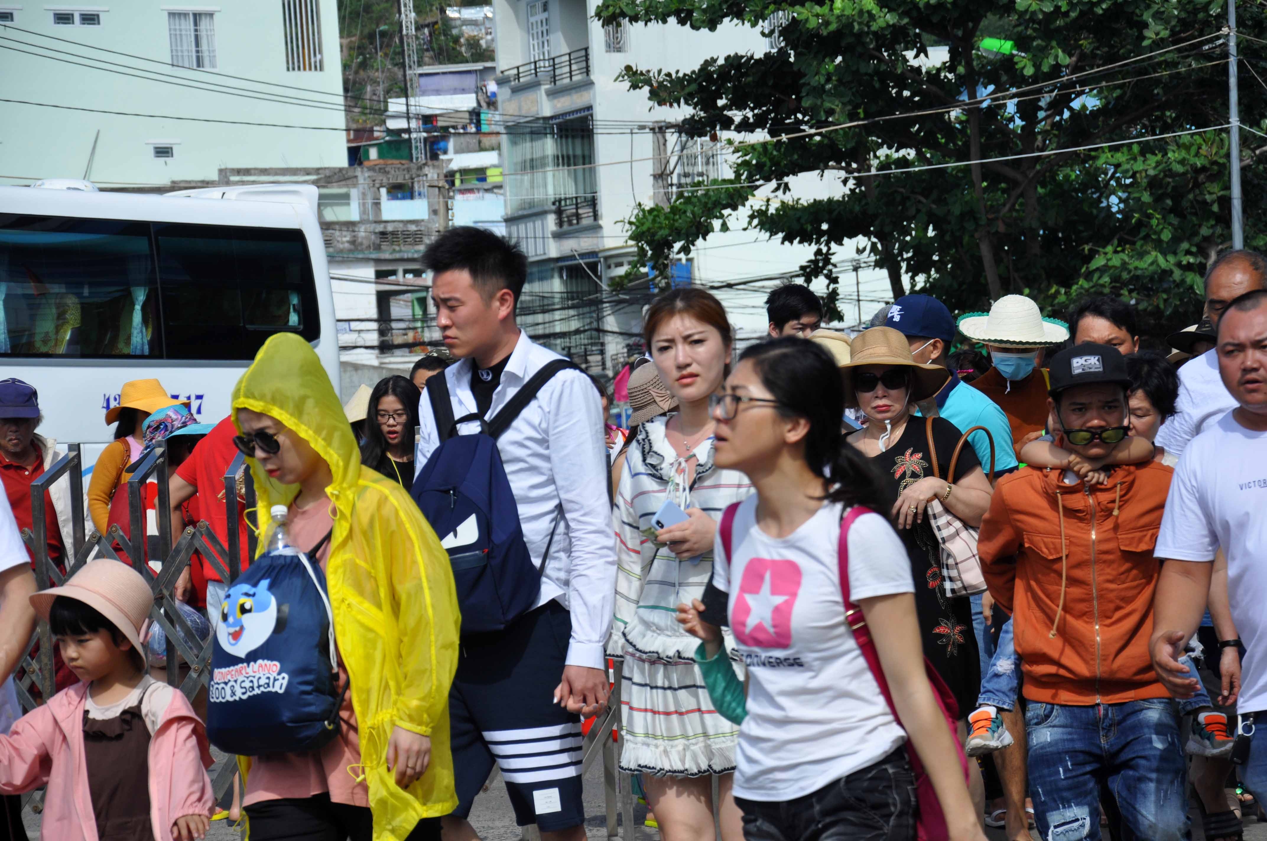 Du lịch Khánh Hòa chịu áp lực vì khách Trung Quốc tăng đột biến du lich khanh hoa chiu ap luc vi khach trung quoc tang dot bien