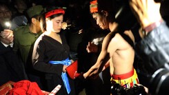 Kỳ lạ lễ hội phồn thực và trai giả gái 'độc nhất' ở Việt Nam