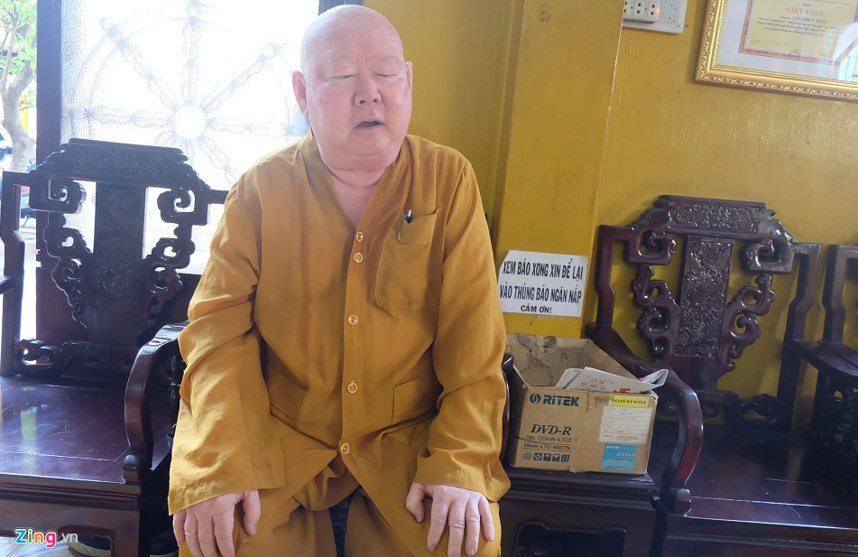 ngoi chua 20 nam khong dot vang ma danh tien ty giup nguoi ngheo