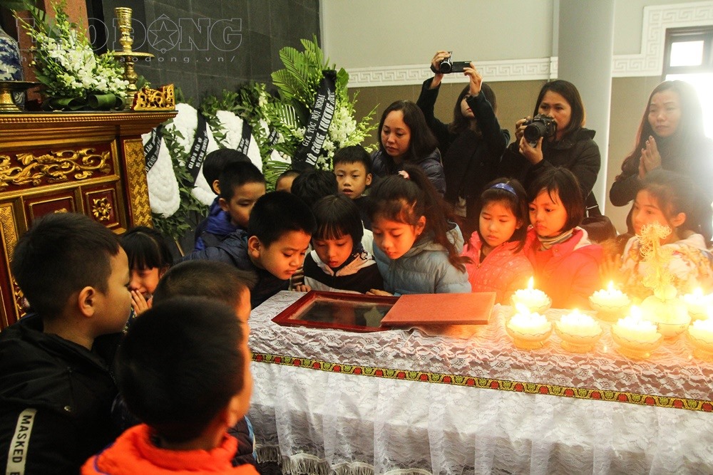 ban hoc be gai hien giac mac dam nuoc mat tien em ve noi an nghi