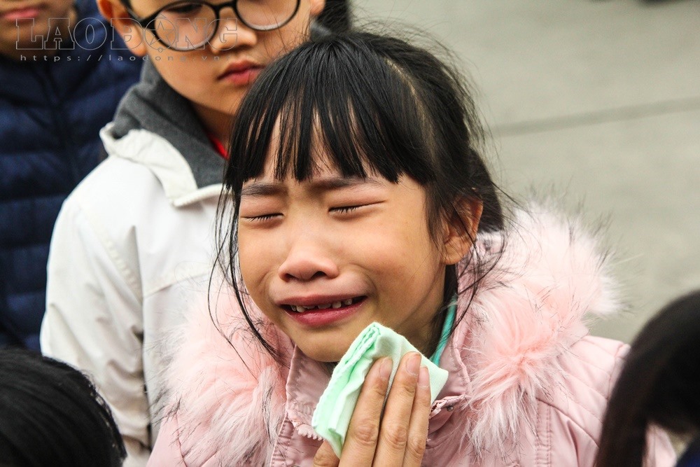 ban hoc be gai hien giac mac dam nuoc mat tien em ve noi an nghi