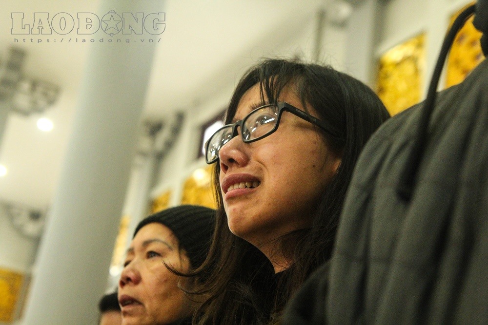 ban hoc be gai hien giac mac dam nuoc mat tien em ve noi an nghi