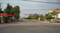 Bị cảnh sát dừng xe, nhóm phượt kích động chặn xe công vụ