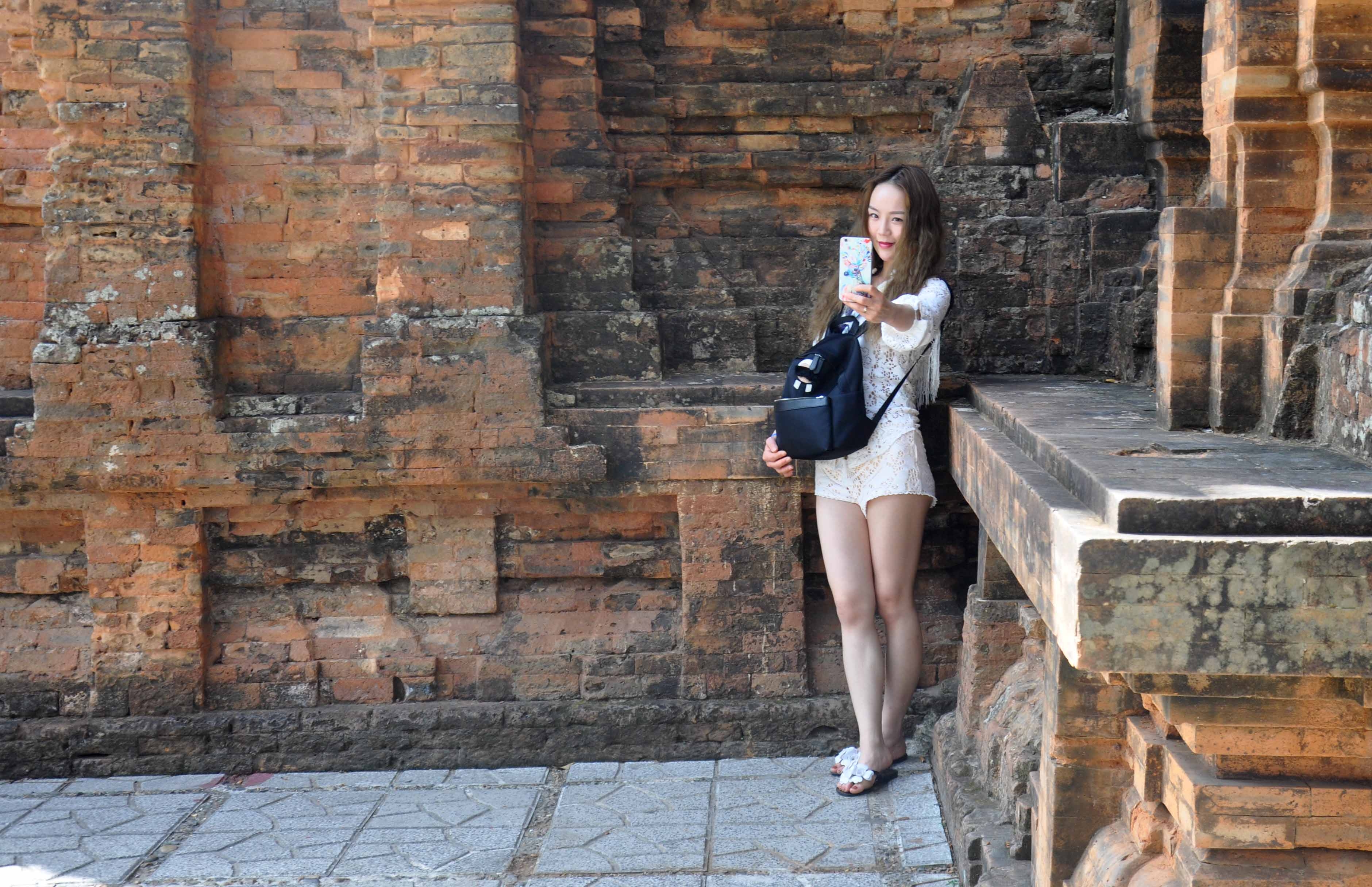 du khach quoc te thich thu voi dai lam tai thap ba ponagar