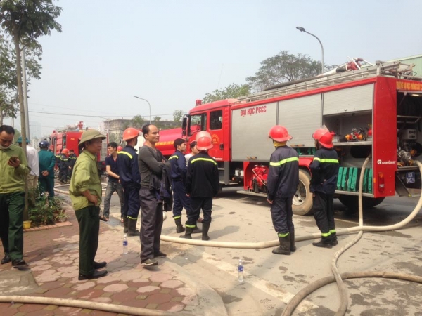 Xưởng giày cháy lớn, nhiều hàng hóa bị thiêu rụi xuong giay chay lon nhieu hang hoa bi thieu rui