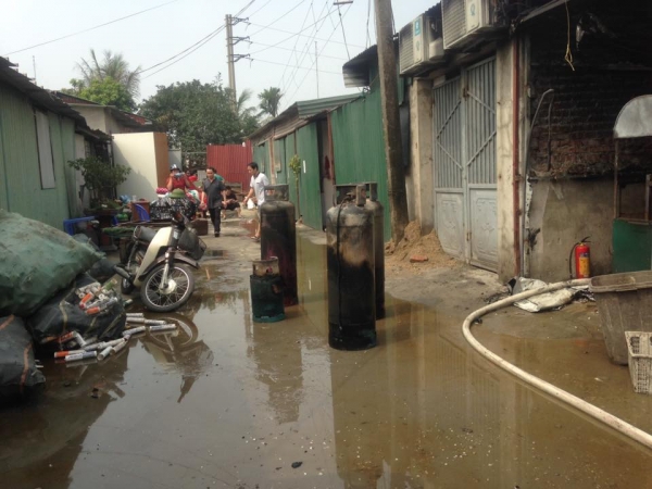 Xưởng giày cháy lớn, nhiều hàng hóa bị thiêu rụi xuong giay chay lon nhieu hang hoa bi thieu rui
