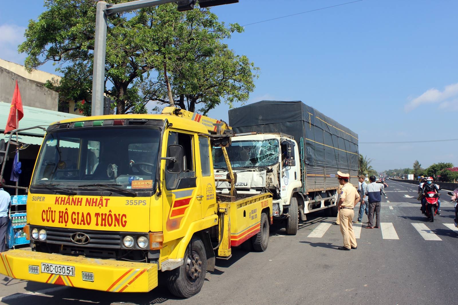 dung doi den do xe khach taxi bi hung than huc vang