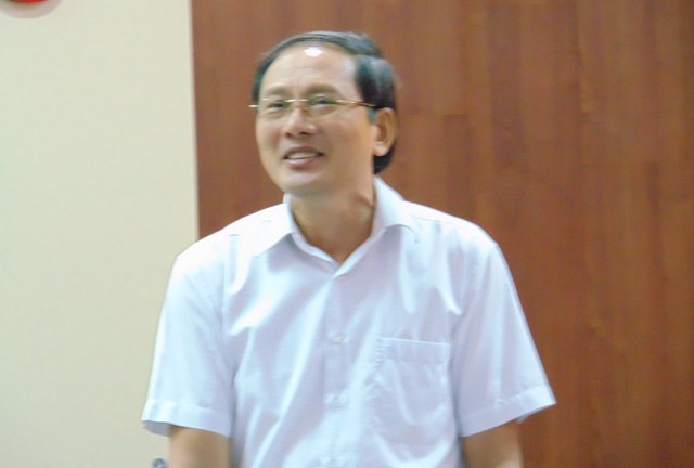 nhieu phuong tien gion mat khi thay cong an cap huyen tren quoc lo