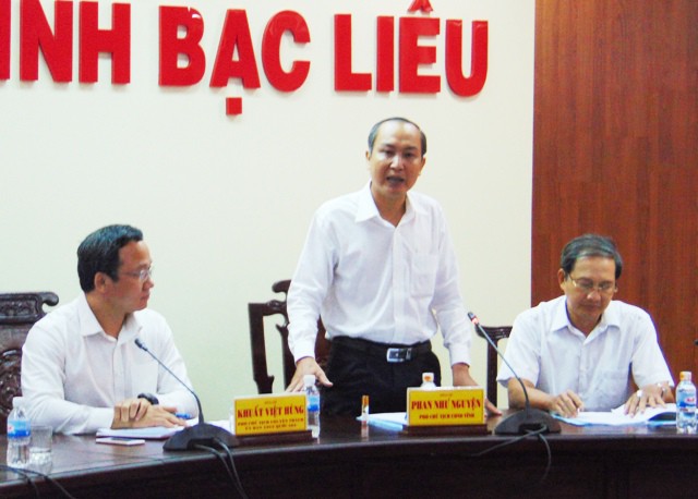 nhieu phuong tien gion mat khi thay cong an cap huyen tren quoc lo