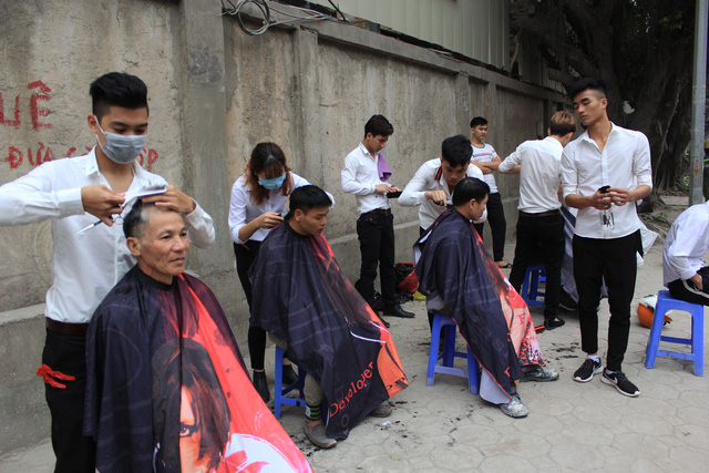 salon via he cat toc mien phi cho xe om cong nhan va nguoi ngheo o ha noi