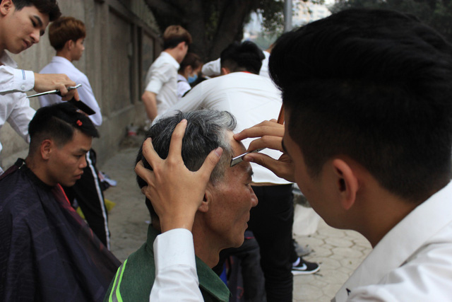 salon via he cat toc mien phi cho xe om cong nhan va nguoi ngheo o ha noi