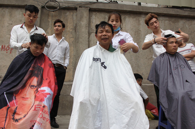 salon via he cat toc mien phi cho xe om cong nhan va nguoi ngheo o ha noi