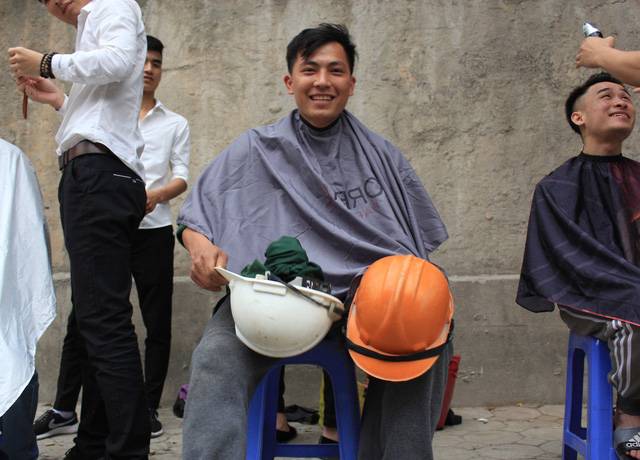 salon via he cat toc mien phi cho xe om cong nhan va nguoi ngheo o ha noi