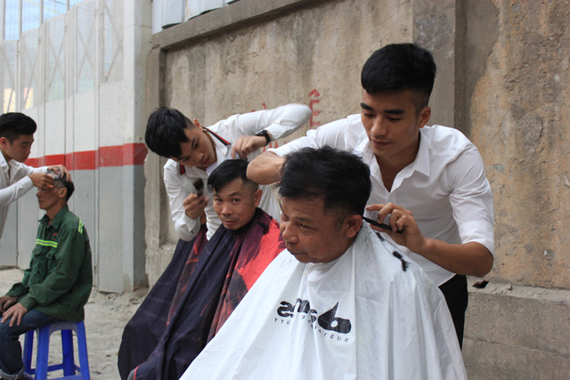 salon via he cat toc mien phi cho xe om cong nhan va nguoi ngheo o ha noi
