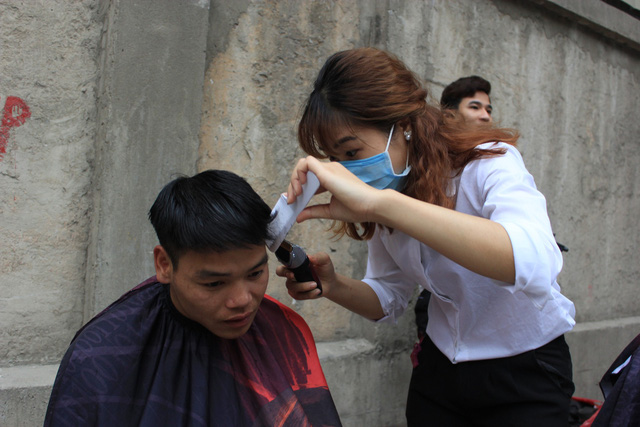 salon via he cat toc mien phi cho xe om cong nhan va nguoi ngheo o ha noi
