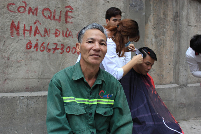 salon via he cat toc mien phi cho xe om cong nhan va nguoi ngheo o ha noi