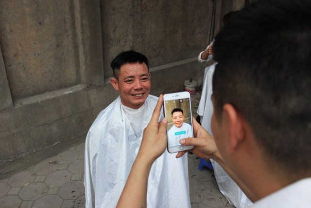 salon via he cat toc mien phi cho xe om cong nhan va nguoi ngheo o ha noi
