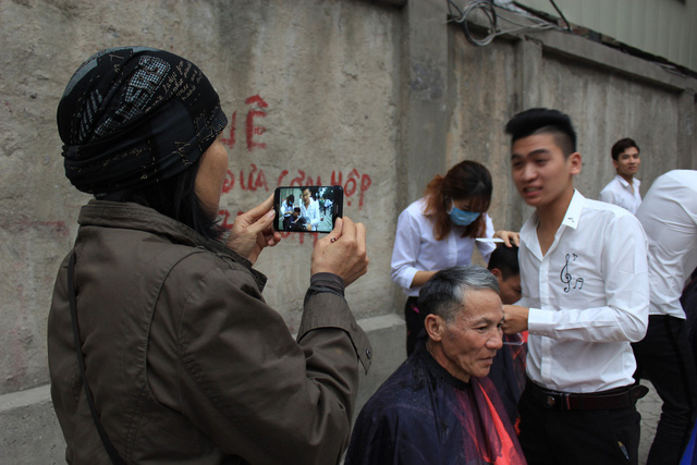 salon via he cat toc mien phi cho xe om cong nhan va nguoi ngheo o ha noi