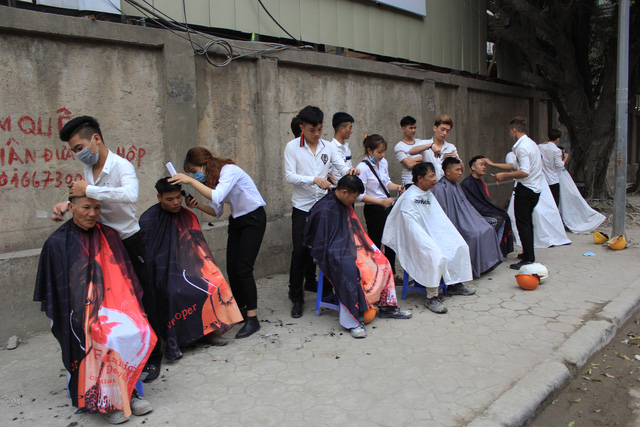 salon via he cat toc mien phi cho xe om cong nhan va nguoi ngheo o ha noi