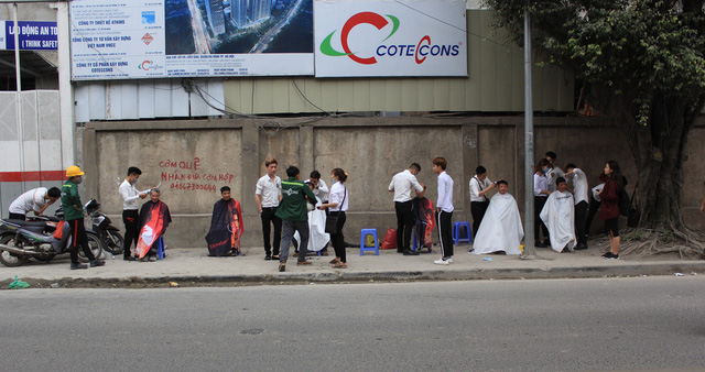 salon via he cat toc mien phi cho xe om cong nhan va nguoi ngheo o ha noi