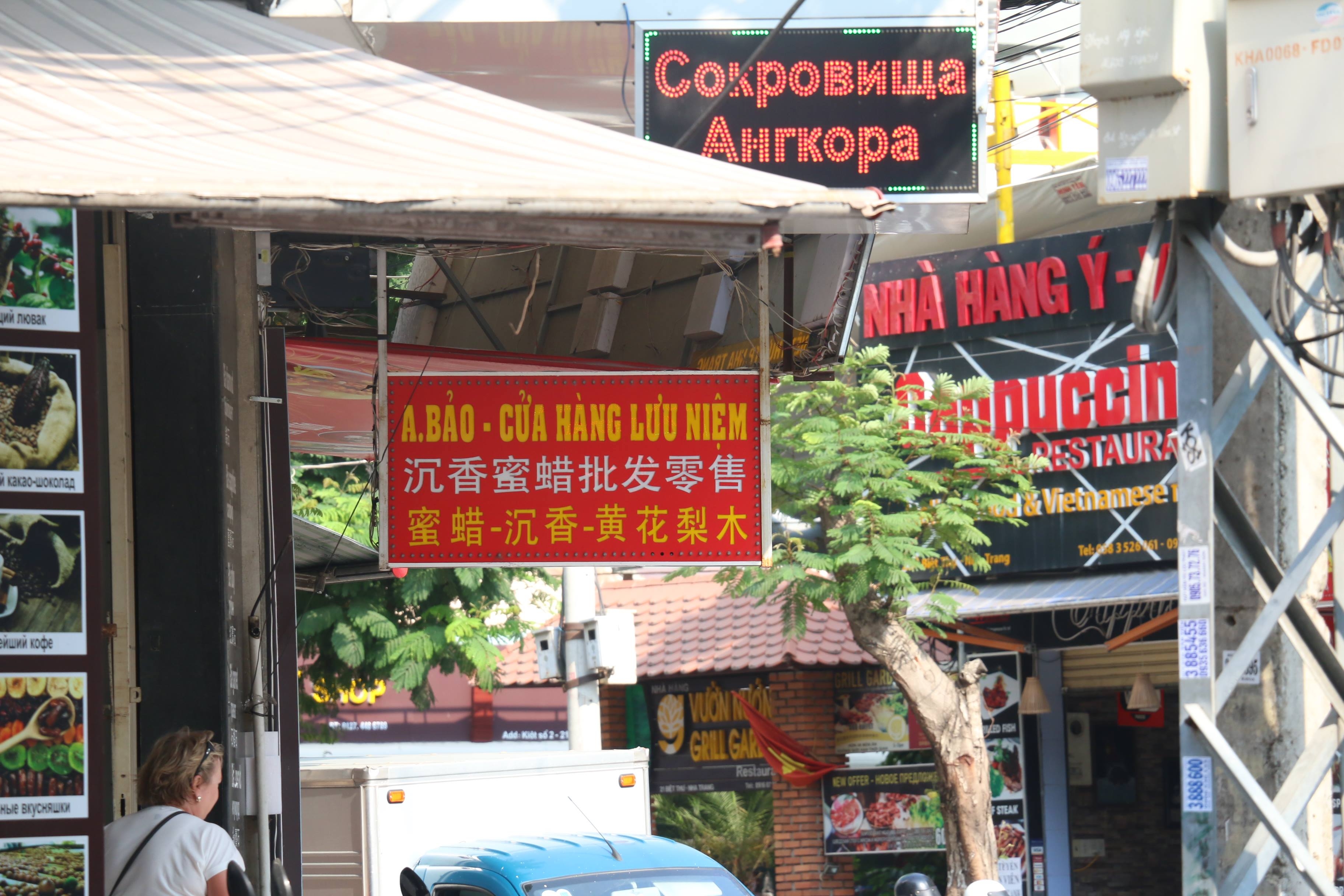 nha trang len chien dich dep bien quang cao tieng trung quoc nga sai qui dinh