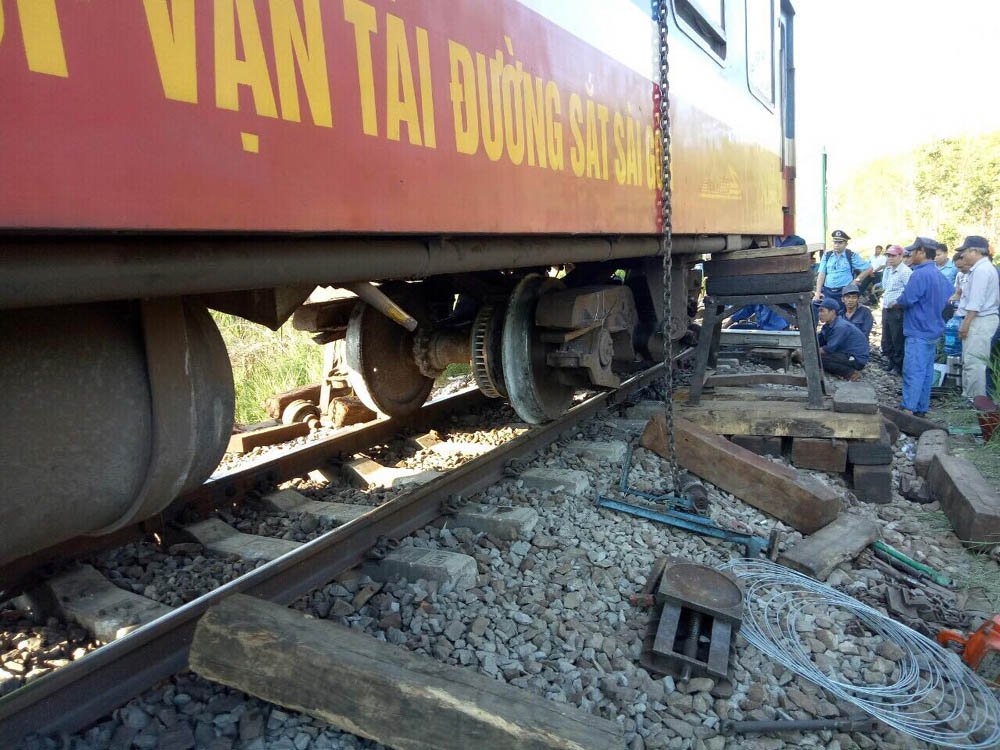 Tàu SE8 trật bánh ở Bình Thuận, đường sắt Bắc - Nam tê liệt tau se8 trat banh o binh thuan duong sat bac nam te liet