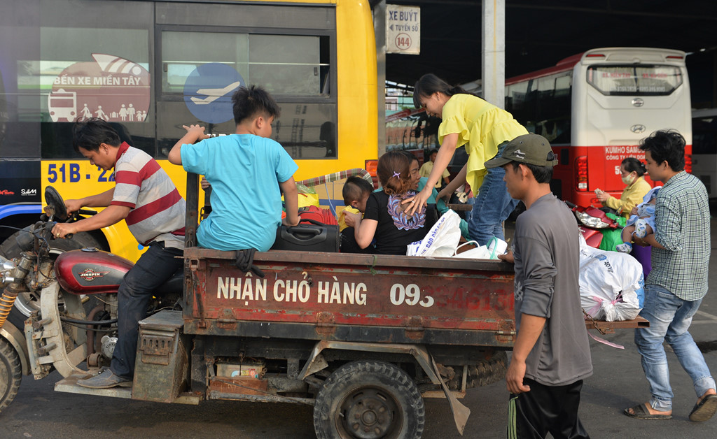 ca gia dinh ve nha bang xe ba gac o sai gon
