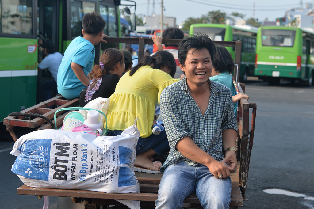 ca gia dinh ve nha bang xe ba gac o sai gon