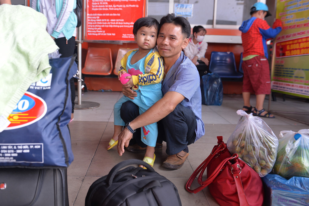 ca gia dinh ve nha bang xe ba gac o sai gon