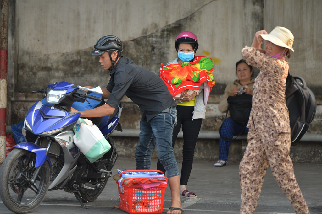 ca gia dinh ve nha bang xe ba gac o sai gon