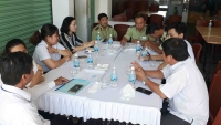 khach trung quoc bat chap quy dinh gianh nhau lam thu tuc tai cam ranh