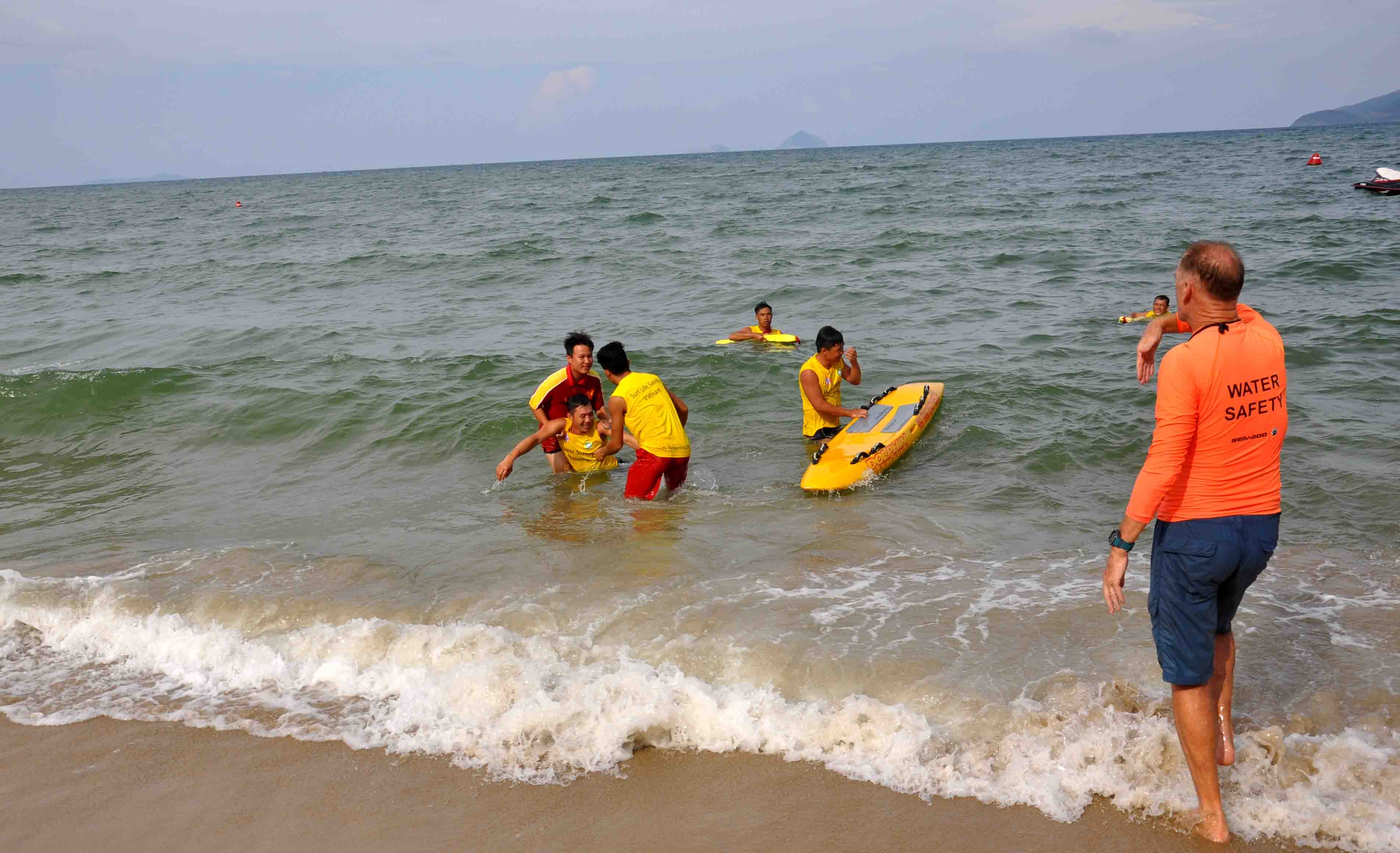Chuyên gia cứu hộ Việt Nam thi tài cùng lính hải quân Mỹ trên biển Nha Trang chuyen gia cuu ho viet nam thi tai cung linh hai quan my tren bien nha trang