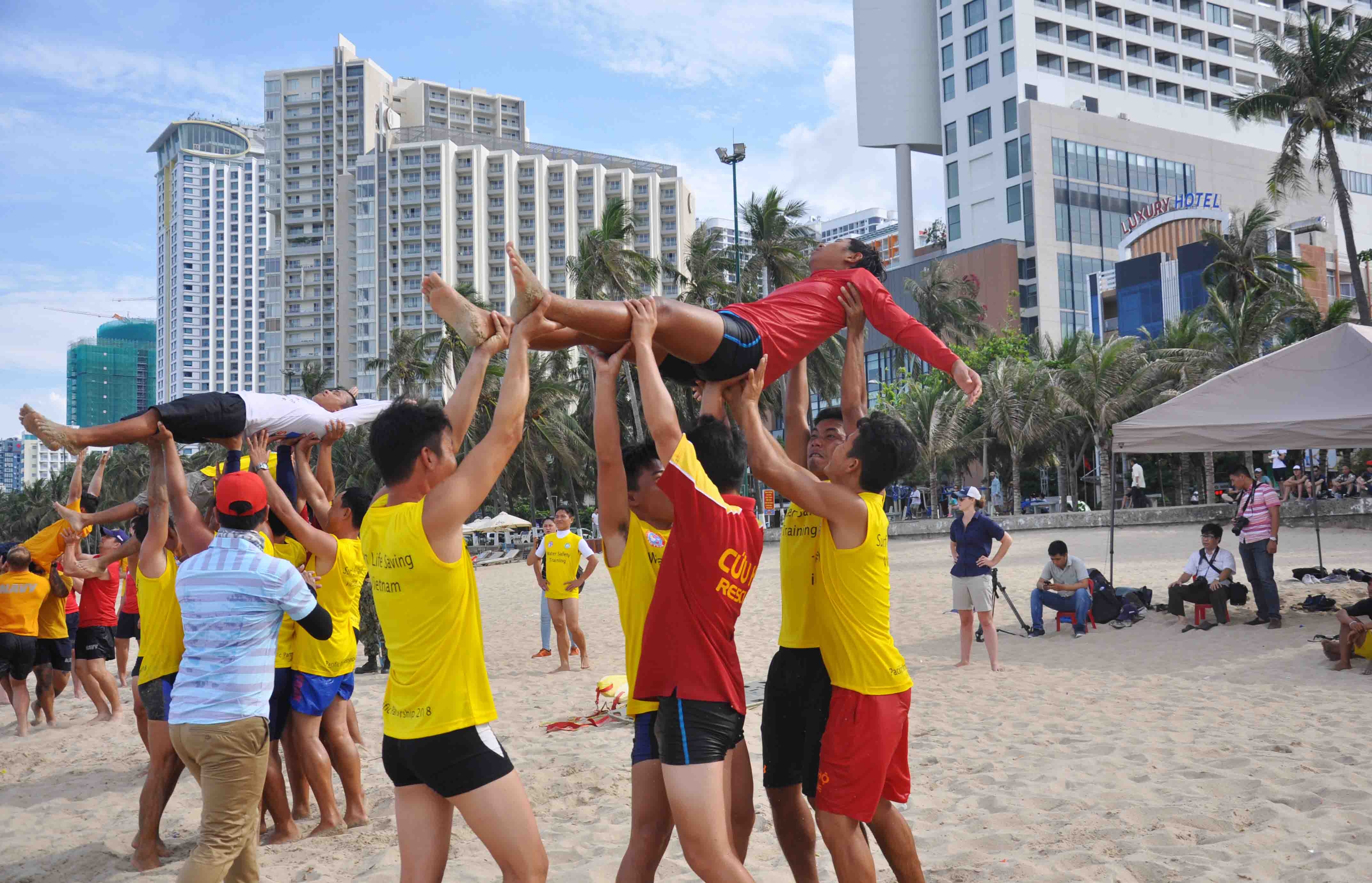 Chuyên gia cứu hộ Việt Nam thi tài cùng lính hải quân Mỹ trên biển Nha Trang chuyen gia cuu ho viet nam thi tai cung linh hai quan my tren bien nha trang