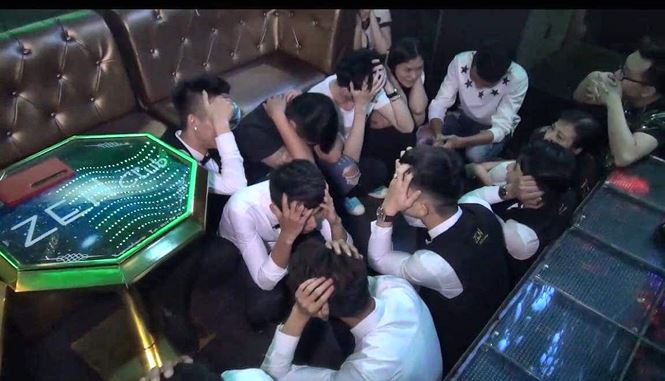 hon 40 doi tuong su dung ma tuy trong quan bar thu hang nong