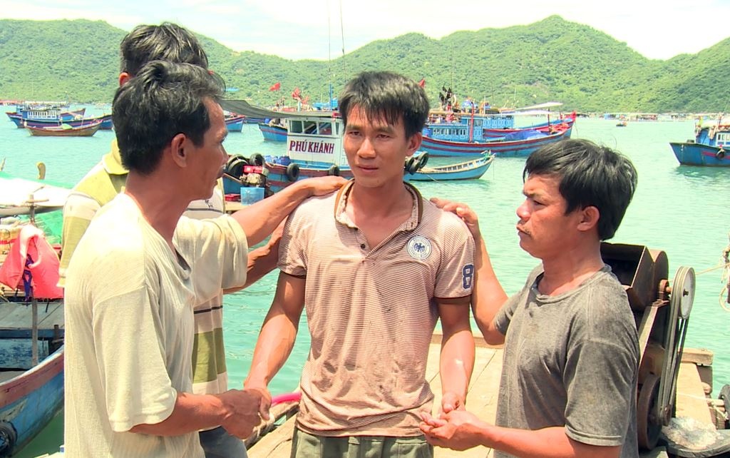 tau ca phu yen cuu song 3 ngu dan bi tau la dam chim