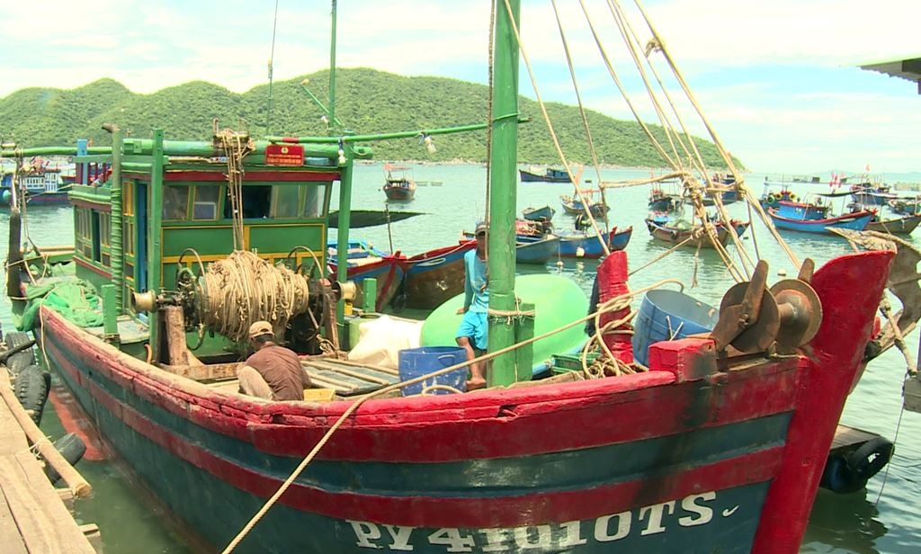 tau ca phu yen cuu song 3 ngu dan bi tau la dam chim