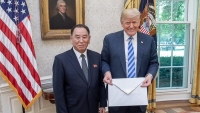 tong thong duterte gay phan no voi hanh dong hon moi nu khan gia
