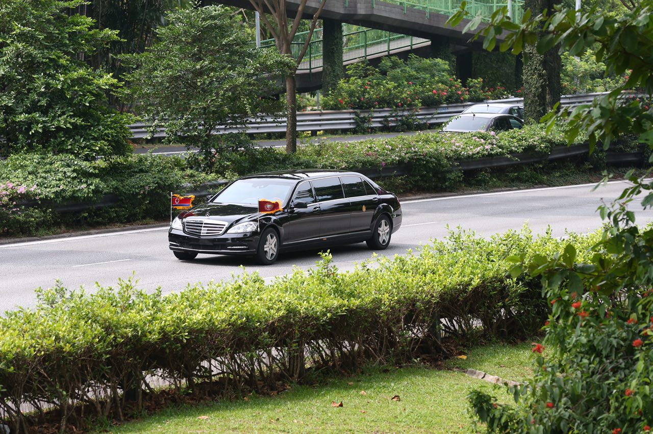 hinh anh ve si ao den trieu tien mot buoc khong roi ong kim jong un tai singapore