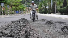Nha Trang: Xe chở vật liệu xây dựng 'cày' nát đường ven biển