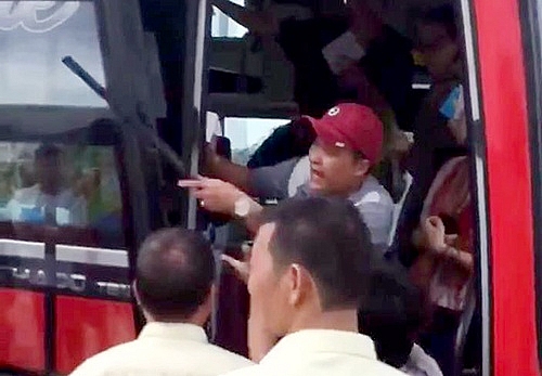 phu xe nem do doa danh du khach o nha trang nha xe mong duoc tha thu
