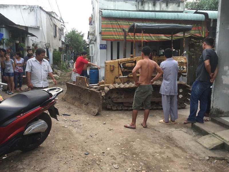be gai 8 tuoi tu vong thuong tam duoi banh xe gat dat