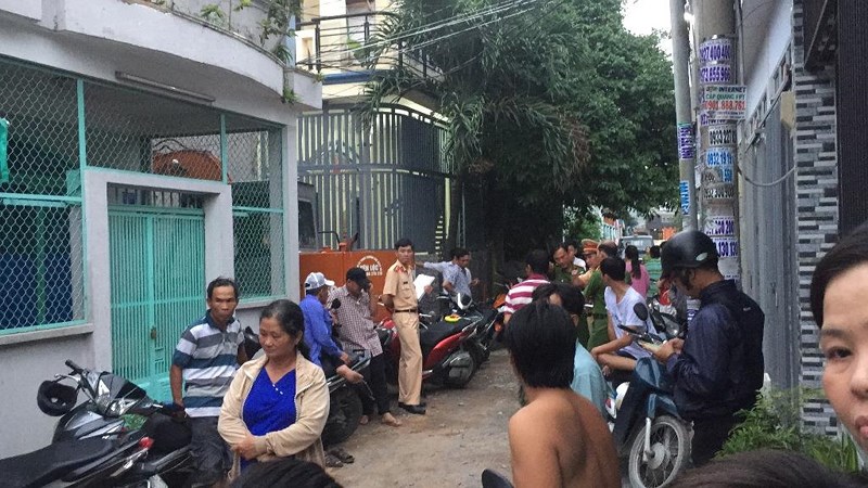be gai 8 tuoi tu vong thuong tam duoi banh xe gat dat