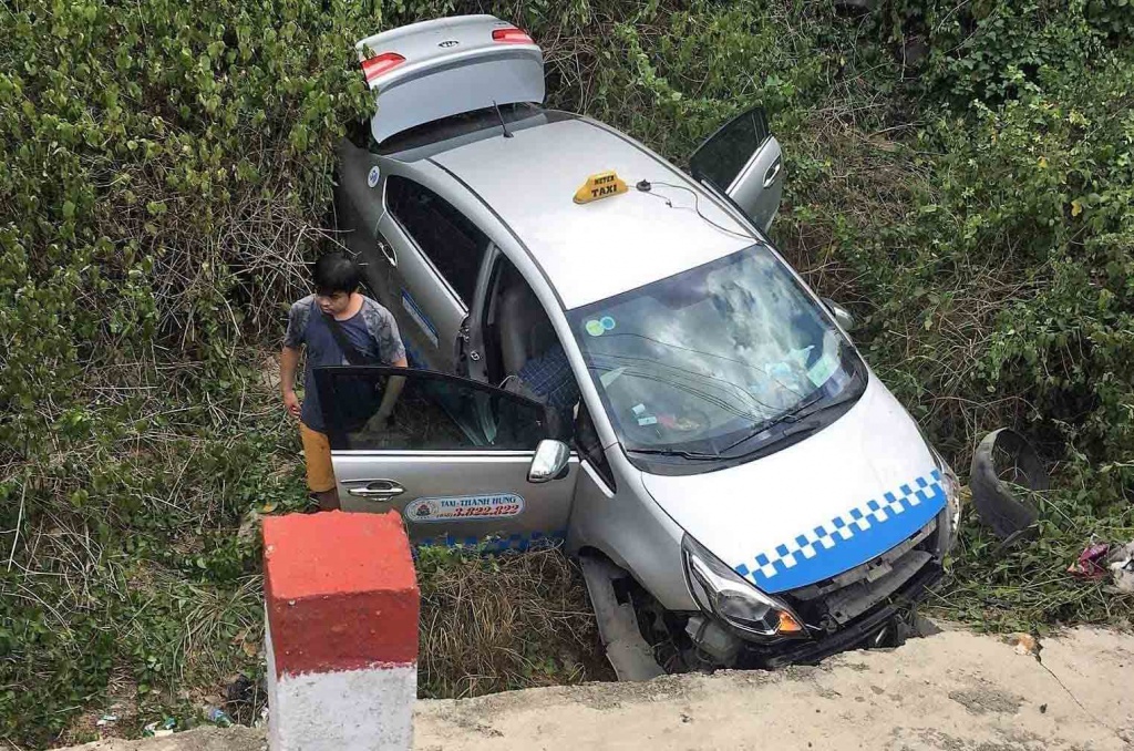 khanh hoa taxi lao xuong deo cu hin vi co vuot xe khach