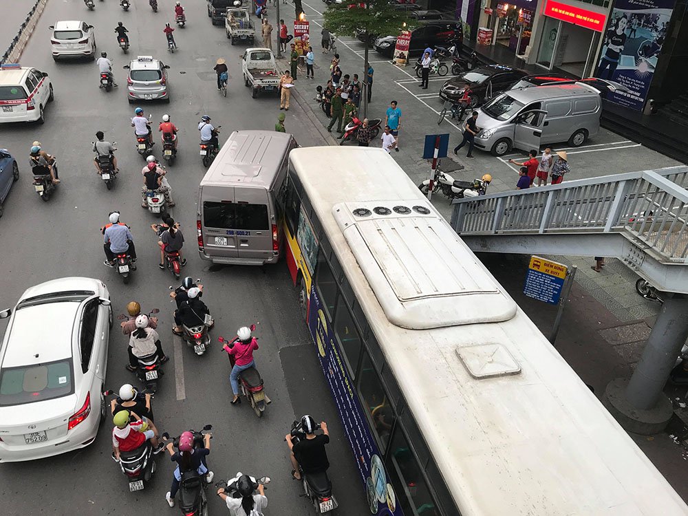 Hà Nội: Xe buýt tông đuôi ô tô 16 chỗ đúng điểm dừng đón khách ha noi xe buyt tong duoi o to 16 cho dung diem dung don khach
